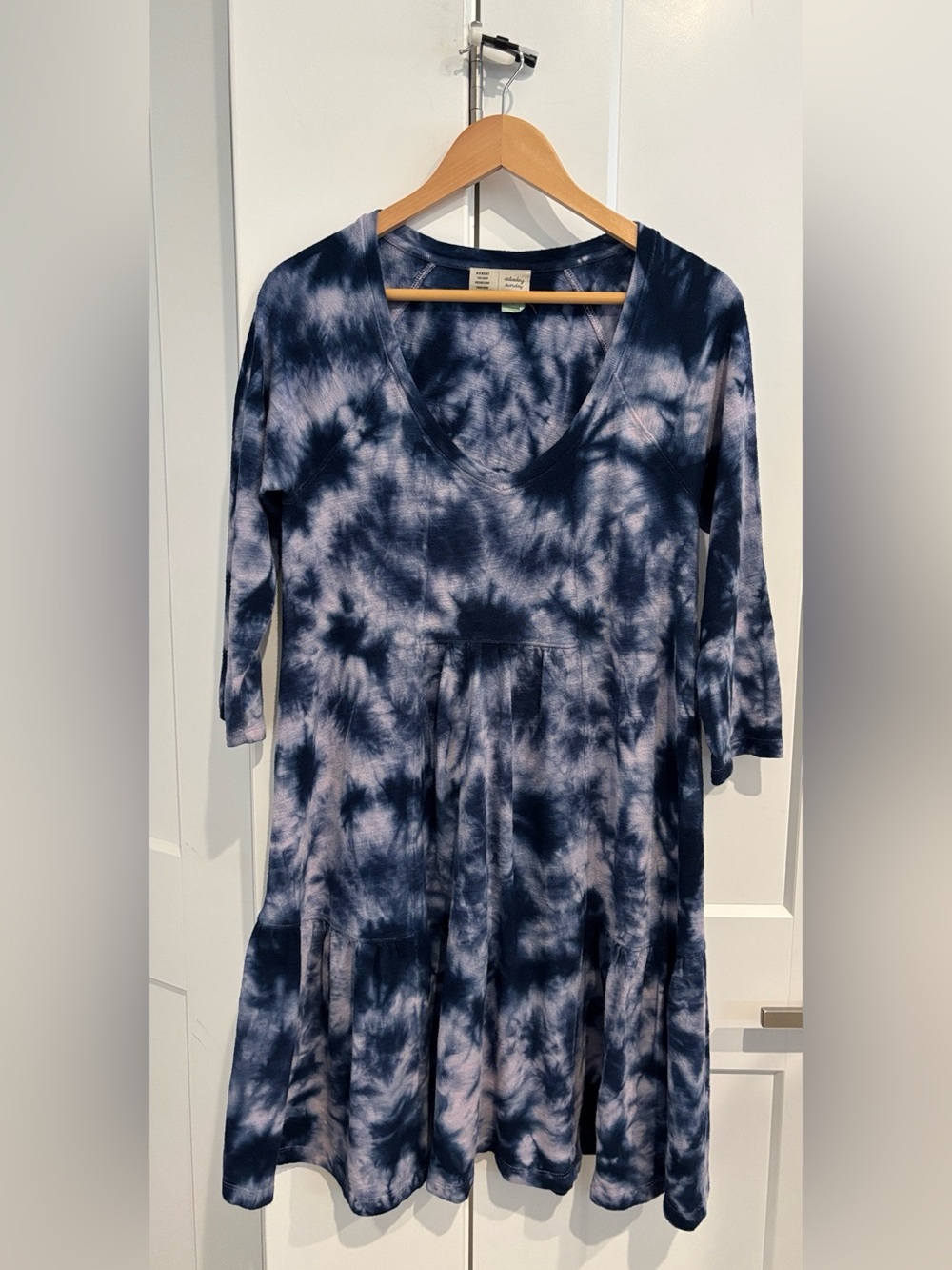 V-Neck Tie-Dye Midi Dress in Navy and White. Size M